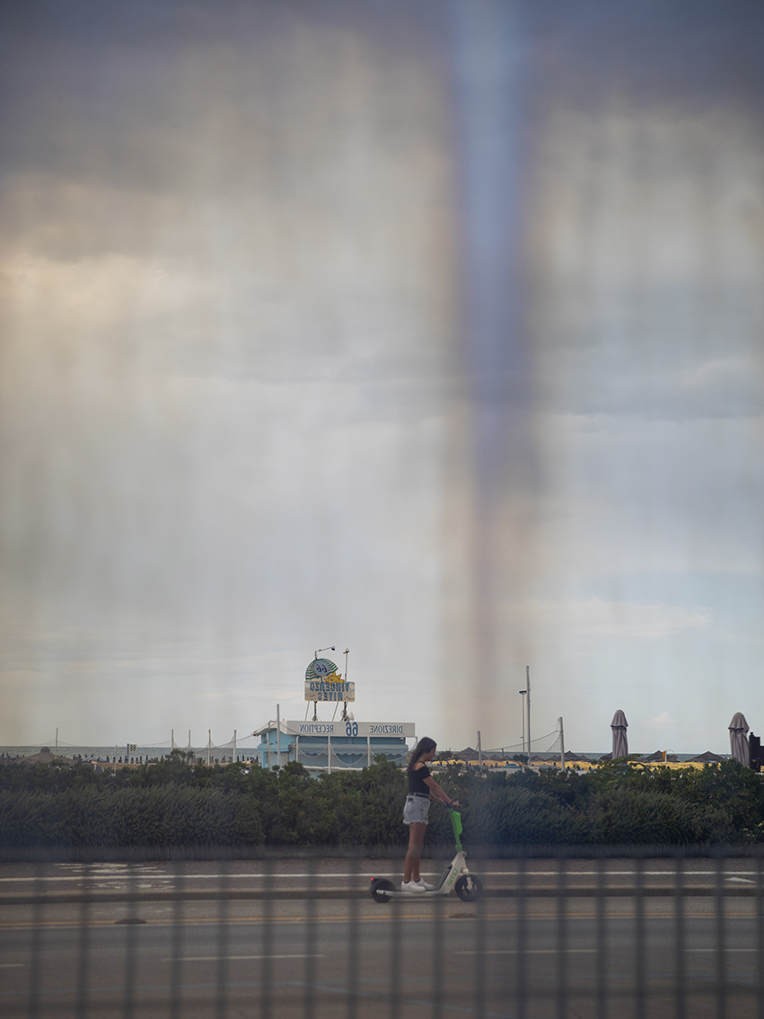CROWDED SEASIDE AMORE